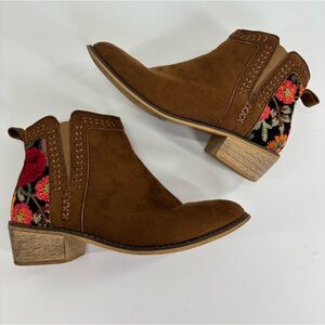 Tiara Los Angeles Topa ankle boots 7.5 faux suede floral embroidery Size